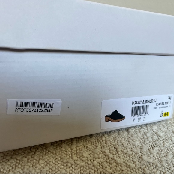 ❌ SOLD ❌ Vince Maddy-B Suede Sandals - Picture 6 of 6